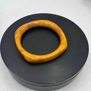 Marbled Butterscotch Bakelite
Bracelet Chunky Glossy Domed
Summer Plastic Bangle